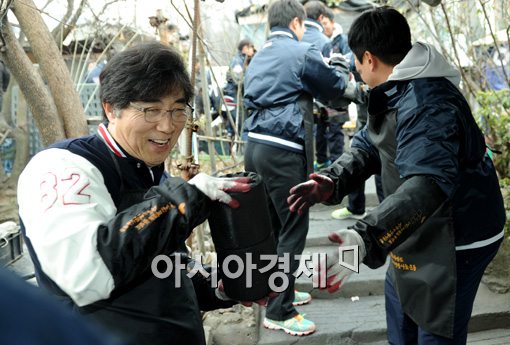 [포토]연탄 봉사활동하는 두산베어스 김승영 사장