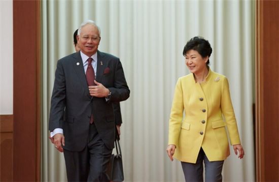 박근혜 대통령과 나집 라작 말레이시아 총리가 10일 오전 청와대에서 열린 정상회담 회의장으로 걸어가며 대화하고 있다. (사진제공 : 청와대)