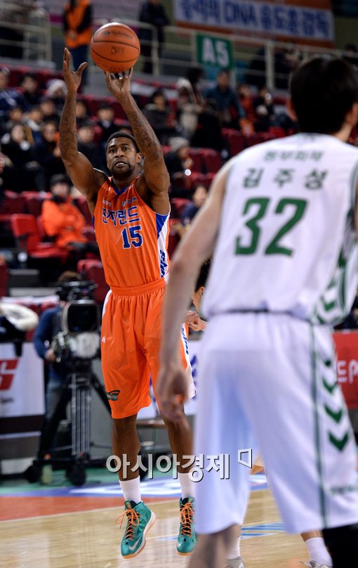 [포토]포웰, '1쿼터부터 터진 3점슛'