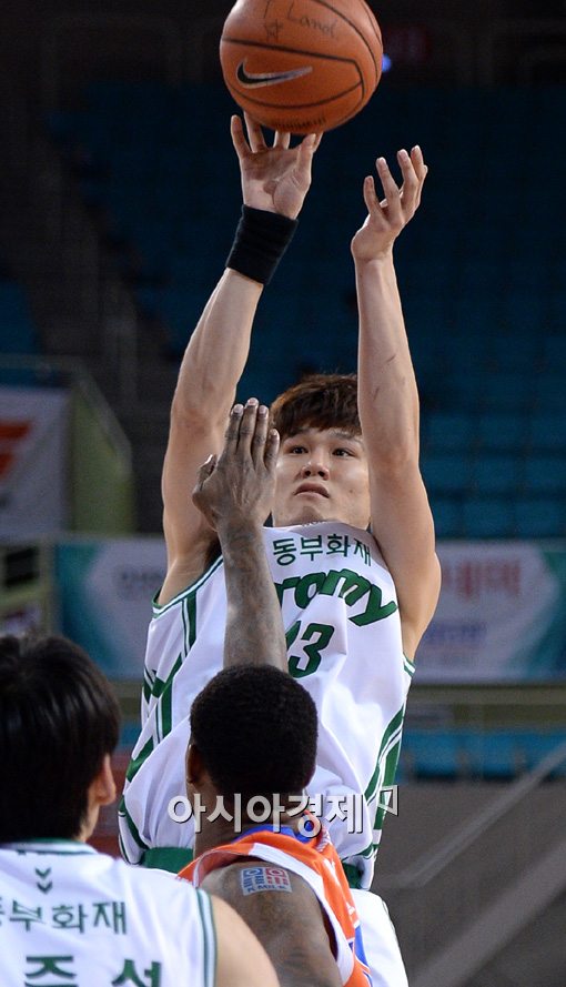 [포토]점프슛 하는 동부 윤호영