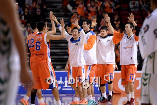 [포토]환호하는 전자랜드, '동부산성 무너뜨렸어'