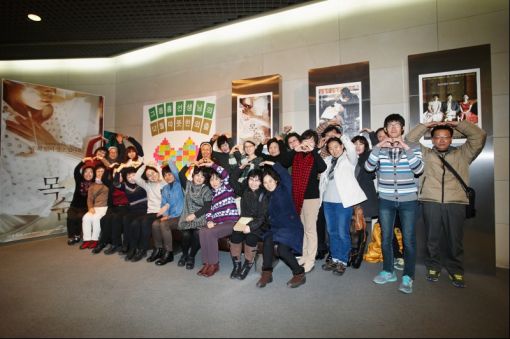 10일 태광그룹이 그룹홈 아이들의 보호자 역할을 하는 보육교사 및 시설장을 위해 개최한 송년 모임에서 참석자들이 기념 촬영을 하고 있다.