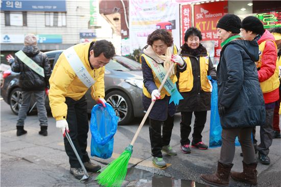 청결 강북 대청소의 날, 박겸수 강북구청장이 주민들과 함께 거리 청소를 하고 있다.
