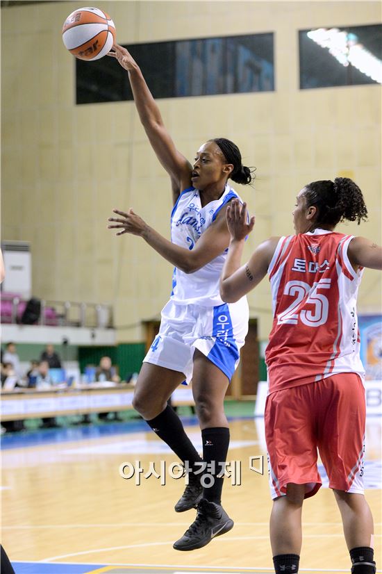 WKBL 2라운드 MVP에 우리은행 휴스턴