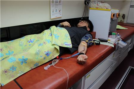 10일 서울 도곡동 한국건설관리공사 본사에서 한 직원이 헌혈 행사에 동참하고 있다.