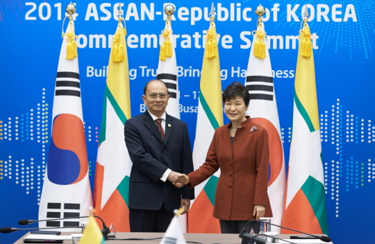 박근혜 대통령과 떼인 세인 미얀마 대통령이 11일 부산에서 정상회담을 갖고 양국간 협력확대 방안을 논의했다. (사진제공 : 청와대)