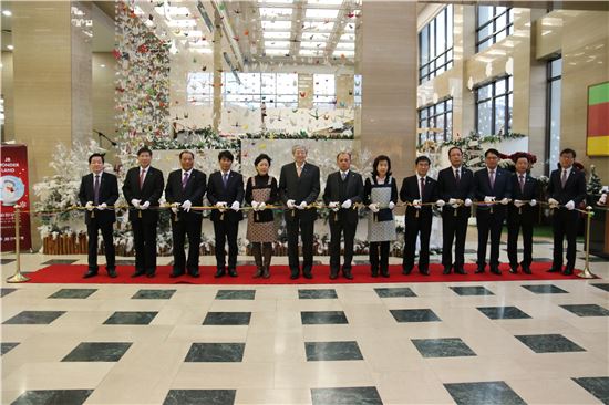 김한 JB금융지주 회장(왼쪽에서 여섯 번째)과 임용택 전북은행장(왼쪽에서 일곱 번째)이 10일 전북은행 본점 에서 JB원더랜드 개장을 기념하는 테이프 커팅식을 갖고 있다.(사진제공:전북은행)