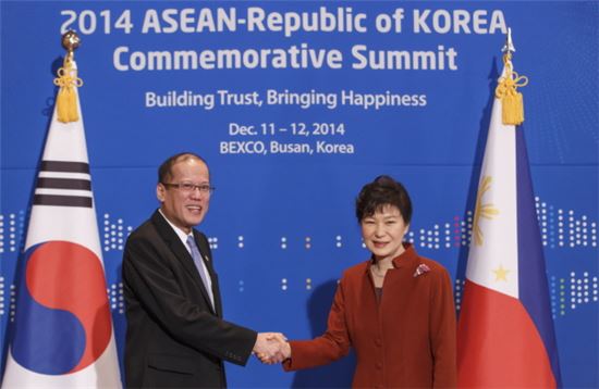 박근혜 대통령과 베니그노 아키노 3세 필리핀 대통령이 11일 부산에서 정상회담을 갖기에 앞서 악수를 나누고 있다. (사진제공 : 청와대)