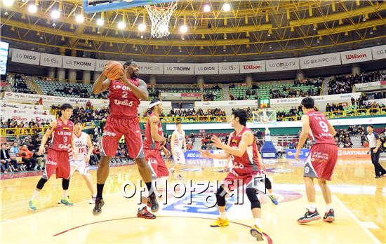 '양희종 15점' KGC, 삼성 5연패 빠뜨려…LG 2연승