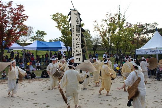 지난 10월9일 오후 대전무형문화재전수회관에서 펼쳐진 '제13호 들말두레소리' 공연 모습.