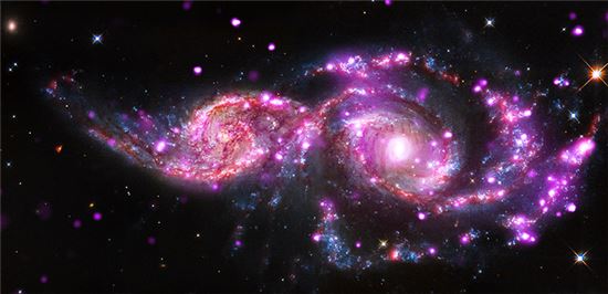 밝게 빛나는 쌍둥이 은하