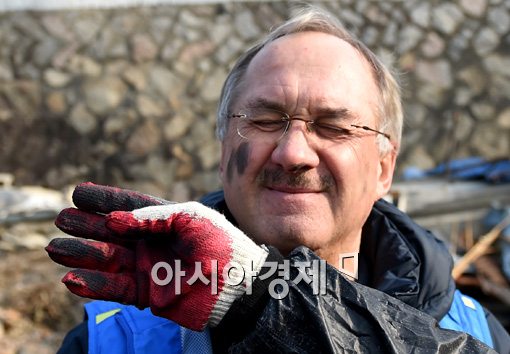 [포토]슈틸리케 감독, '연탄 화장은 필수!'