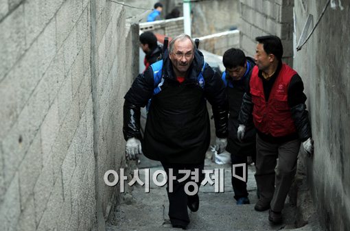 [포토]연탄 나르는 슈틸리케, '달동네가 높다더니~'