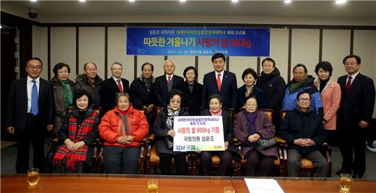 강남구, 사랑의 쌀 600㎏ 받아 경로당에 전달 