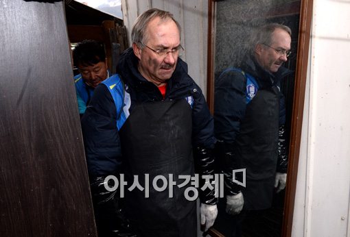 [포토]슈틸리케 감독, '연탄 배달 왔어요~'