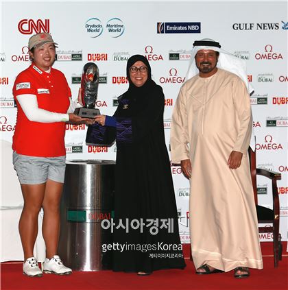 펑샨산(왼쪽)이 오메가레이디스마스터스 우승 직후 트로피를 받고 있다. 사진=Getty images/멀티비츠