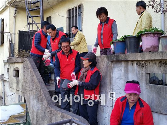 광주 북구 두암1동 자율방재단(단장 정경채) 회원 20명은 12일 지역에 어려운 이웃들이 따뜻한 겨울을 보낼 수 있도록 사랑의 연탄 200장을 전달했다. 사진제공=광주시 북구