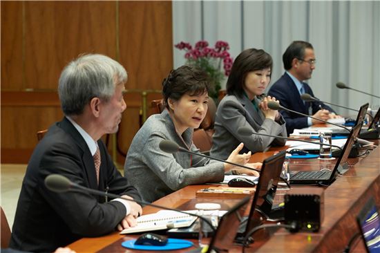 지난 1일 청와대에서 수석비서관회의를 주재하고 있는 박근혜 대통령(사진제공 : 청와대)