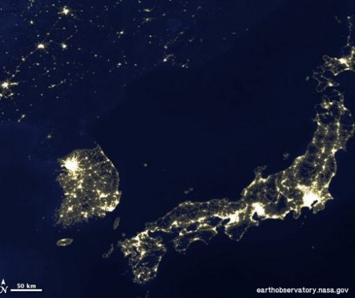 로이터 올해의 사진, 남북 대조적 '한반도의 밤'…김정은 있는 평양만 희미하게 빛나