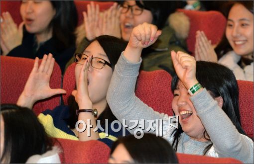 [포토]환호하는 신입생들