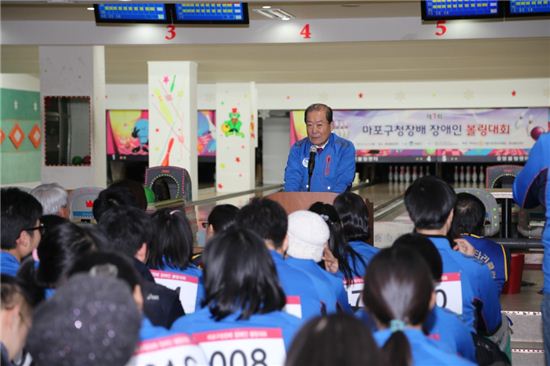 박홍섭 마포구청장이 장애인 볼링대회에서 인사말을 하고 있다.