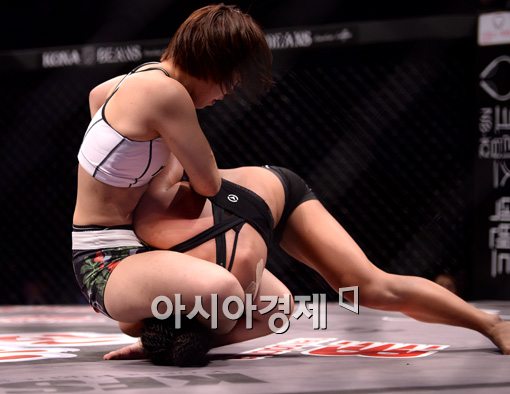 [포토]사토미 상대로 고전하는 송가연