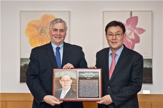 남궁근 서울과기대 총장(오른쪽)이 존 킬러 피츠버그대 행정국제대학원장으로부터 올해의 동문상을 받고 있다.