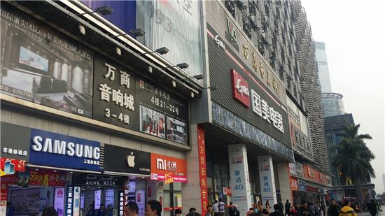세계 최대 전자제품 시장인 중국 선전 화창베이 지역. 건물마다 휴대폰 판매점들이 즐비해있다. 