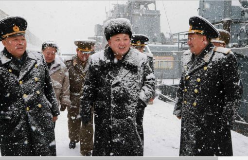 김정은이 최근 북한 오중흡 7대연대 칭호를 받은 인민군 해군 189대부대를 시찰하고 있다.