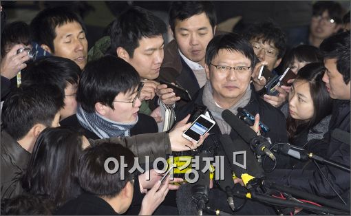 15일 오후 참고인 신분으로 검찰에 출석한 박지만 EG 회장이 취재진의 질문에 답하고 있다. 