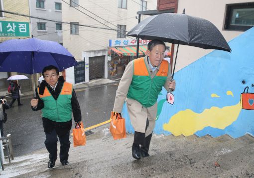 허창수 전경련 회장은 15일 SK가 설립을 지원한 ‘행복도시락 1호점’을 찾아 봉사활동을 펼쳤다, 허창수 전경련 회장(오른쪽), 이승철 전경련 부회장이 직접 도시락통을 운반하고 있다. 