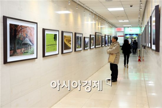 전남대학교병원(병원장 윤택림)과 건강보험심사평가원 광주지원(지원장 강정숙·이하 광주심평원)이 지난 8일부터 오는 21일까지 전남대병원 1동 로비에서 합동사진전시회를 개최하고 있다.