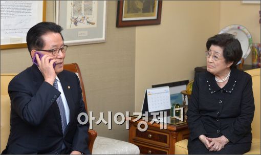 [포토]정의화 의장 전화 받는 박지원 의원