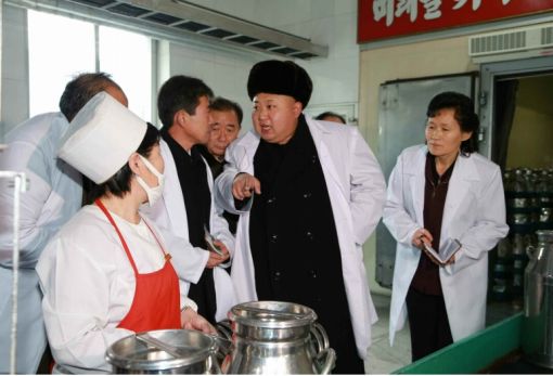 김정은이 평양어린이식품공장을 방문해 지도하고 있다.
