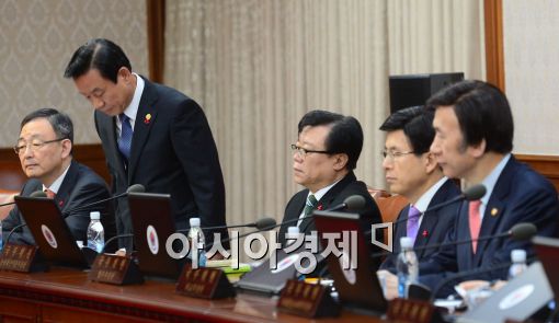 [포토]국무회의 첫 참석한 박인용 국민안전처 장관 