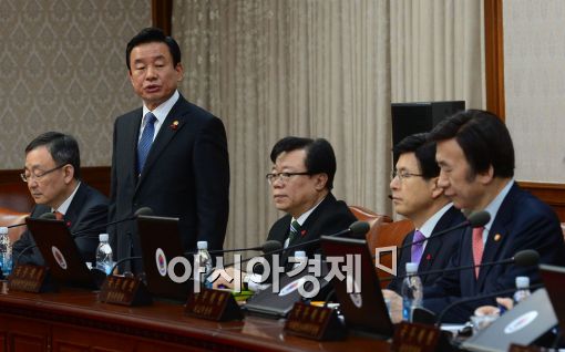 [포토]박인용 국민안전처 장관, 국무회의 첫 참석 