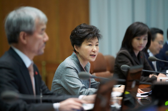 박근혜 대통령이 15일 청와대에서 수석비서관회의를 주재하고 있다. (사진제공 : 청와대)