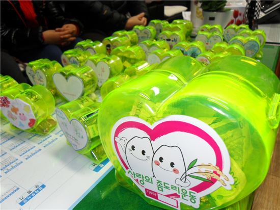 광주광역시 남구 월산지역아동센터를 이용하는 어린이들이 하고 싶은 군것질을 참아가면서 1년간 모은 성금34만원을 동주민센터에 기부했다.