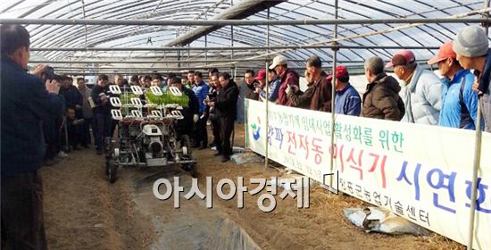 장흥군(군수 김성)농업기순센터는 소득 농업 창출을 위한 밭작물 기계화 정책의 일환으로   지난 12일 관산 죽교 박금수농가 시범포장에서 농가 50여명이 참여한 가운데 ‘양파 전자   동 정식 이식기’ 시연회를 가졌다