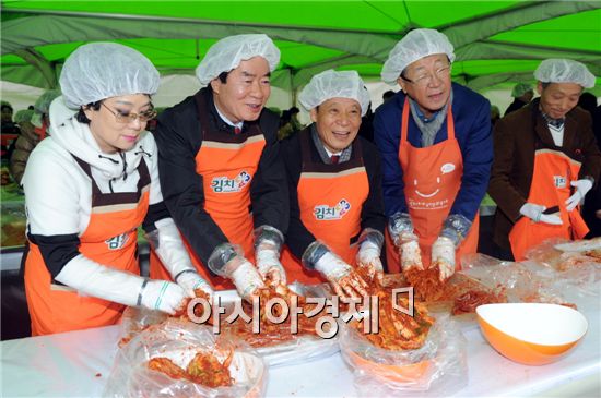 윤장현 광주시장 등 참석자들이 김치를 담그고 있다.