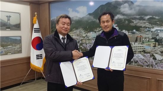 김영우 가우자리 대표(오른쪽)와 신기철 부곡온천관광협의회장이 15일 협의회 사무국에서 상호협력을 위한 양해각서를 체결하고 있다. 