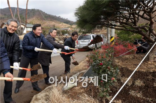 이낙연 전라남도지사는 16일 보성 겸백면에 소재한 ‘영농조합법인 윤제림(대표 정은조)’을 찾아 편백, 참나무 조림을 통한 산림경영 사례를 청취하고 민선6기 브랜드 시책인 ‘숲속의 전남’ 구상을 했다. 사진제공=전남도
