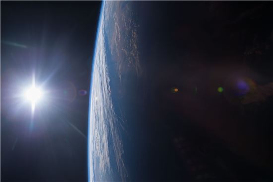 열여섯번 해 뜨고 지는 ISS…우주에서 보는 석양