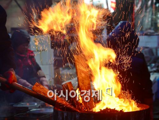 [포토]모닥불로 몸 녹이는 상인들 