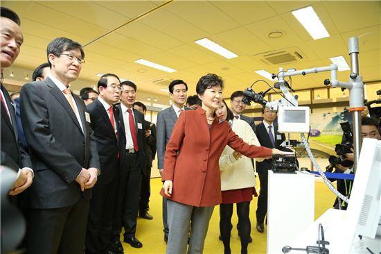 박근혜 대통령이 17일 포스코 창조경제혁신센터를 방문해 IT기반 차세대 의료 영상장치 설명을 듣고 있다. 