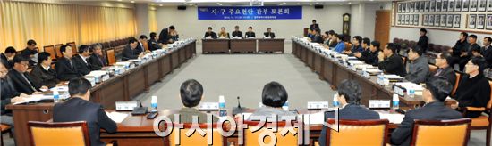 광주광역시는 윤장현 시장의 자치구 순방시 시민 제안사항과 자치구 건의사항에 대해 토론을 통해 현실적 실천방안을 마련하기 위해 17일 오후 시청 중회의실에서 시와 자치구 간 대규모 간부토론회를 개최했다. 사진제공=광주시

 
 


