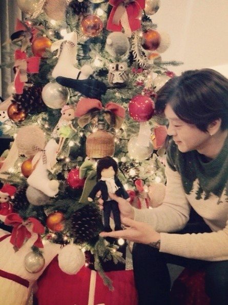 가수 윤도현, 직접 만든 크리스마스 트리 인증샷 공개 "조잡하긴 해도 행복했다"