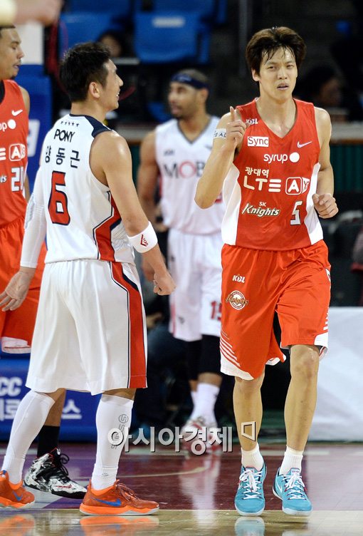 [포토]김선형, '(양)동근이형, 실책은 나의 득점!'