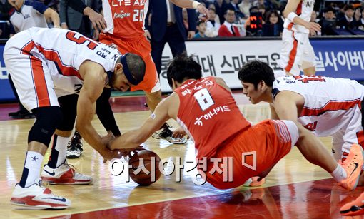 [포토]문태영-박상오, '양보할 수 없는 루즈볼 다툼'