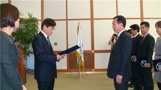 17일 한국은행에서 열린 '2014 한국은행총재 대외포상' 중 발권부문 단체표창을 이주열 총재(왼쪽)가 이기욱 수신업무지원센터장에게 수여하고 있다.(자료제공:농협은행)
